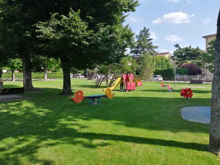 Danneggiano i giardini pubblici di Bastia, otto minorenni denunciati