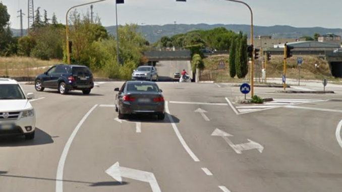Spariranno presto i semafori all’incrocio tra via Silone e via Gramsci