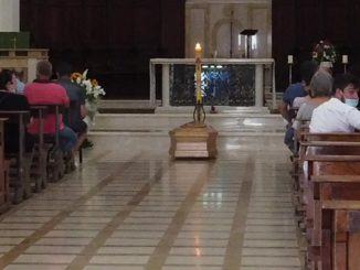 Celebrato il funerale di Filippo Limini, i vaporetti davanti la chiesa a Spoleto