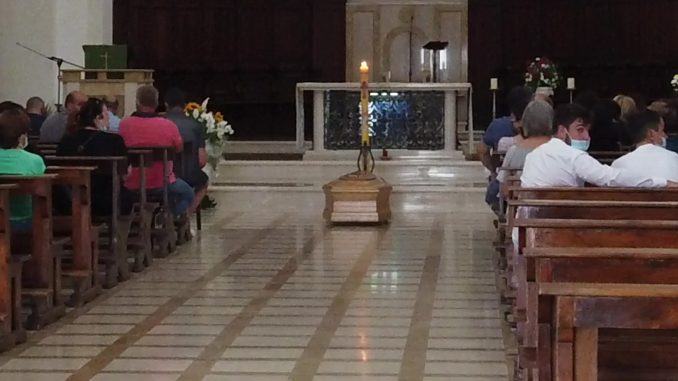 Celebrato il funerale di Filippo Limini, i vaporetti davanti la chiesa a Spoleto