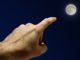 Movimento 5 Stelle, chi guarda il dito e chi guarda la luna