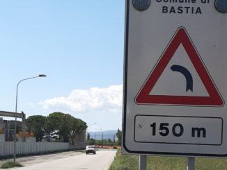 Curva pericolosa e subito dopo gigantesca area si servizio con pompe di benzina