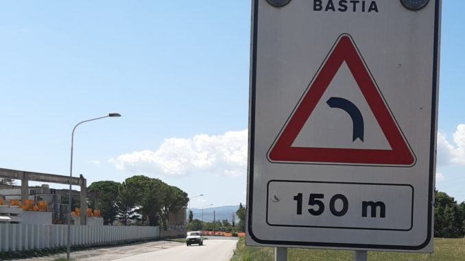 Curva pericolosa e subito dopo gigantesca area si servizio con pompe di benzina