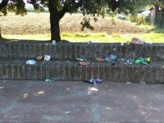 Non sono solo i giardini a subire l’attuale degrado giovanile e per vederlo non bisogna andare molto lontano. Gli ultimi fatti di cronaca ne sono la chiara dimostrazione, purtroppo, a questa escalation degenerativa, non è coincisa una altrettanto pronta risposta da chi di dovere, amministrazione compresa. Non c’è stato un cambio di passo e le forze disponibili hanno continuato ad essere impegnate come se nulla stesse accadendo. Perché? Altra responsabilità è data alle famiglie, ma qui, visti anche i comportamenti con il Covid, è meglio stendere un velo pietoso.