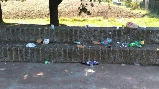 Non sono solo i giardini a subire l’attuale degrado giovanile e per vederlo non bisogna andare molto lontano. Gli ultimi fatti di cronaca ne sono la chiara dimostrazione, purtroppo, a questa escalation degenerativa, non è coincisa una altrettanto pronta risposta da chi di dovere, amministrazione compresa. Non c’è stato un cambio di passo e le forze disponibili hanno continuato ad essere impegnate come se nulla stesse accadendo. Perché? Altra responsabilità è data alle famiglie, ma qui, visti anche i comportamenti con il Covid, è meglio stendere un velo pietoso.