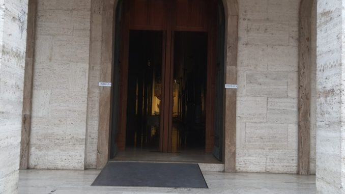 Bivaccavano davanti alla chiesa a Bastia, polizia chiede allontanamento