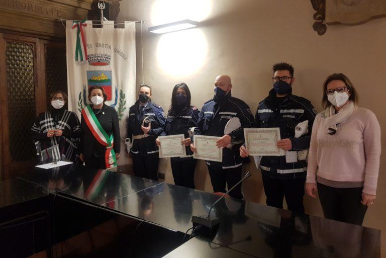 Attestati di Encomio Solenne all’Appuntato Ombretta Lucarelli e agli Agenti di Polizia Locale Nicola Cuppoloni e Marco Montanucci