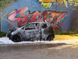Auto in fiamme sotto il ponte Santa Lucia a Bastia