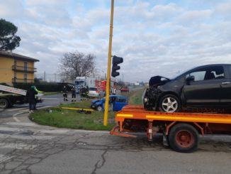 Incidente stradale in via Hochberg a Bastia, auto finisce in un campo