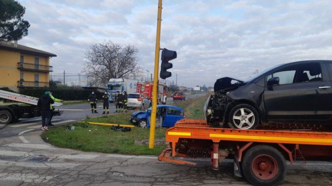 Incidente stradale in via Hochberg a Bastia, auto finisce in un campo