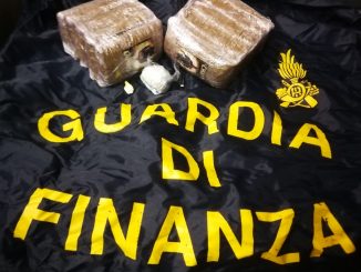 Guardia di Finanza sequestra un chilo di hashish ad un bastiolo di 54 anni