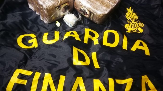 Guardia di Finanza sequestra un chilo di hashish ad un bastiolo di 54 anni