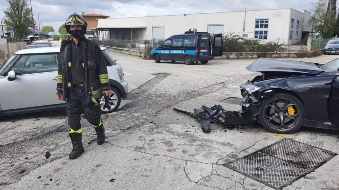 Scontro frontale in via dei Tigli a Bastia Umbra, tre feriti, anche bimbo di 11 anni