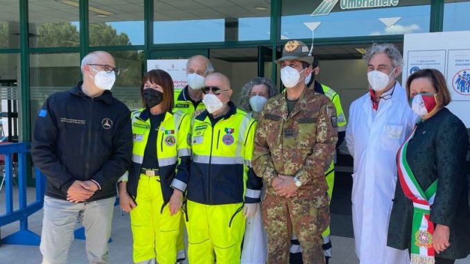 Bastia, visita di Figliuolo al Centro Vaccinale di Umbriafiere, “L’Umbria è terra di Protezione Civile e ha nel DNA la Protezione Civile”