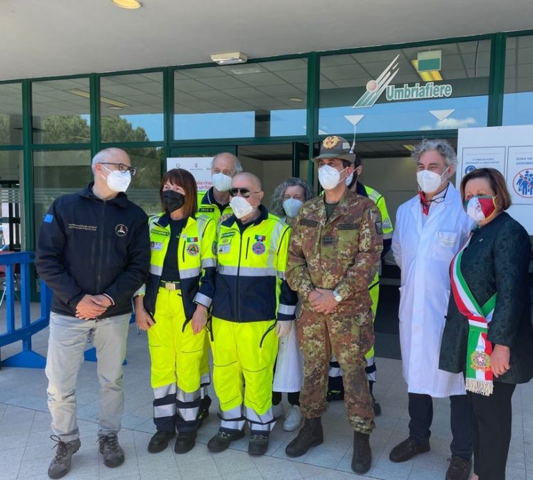 Bastia, visita di Figliuolo al Centro Vaccinale di Umbriafiere, “L’Umbria è terra di Protezione Civile e ha nel DNA la Protezione Civile”
