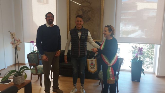 Il Sindaco Paola Lungarotti ha incontrato Emanuele Settimi ha vinto il primo triathlon olimpico della carriera a Giulianova.