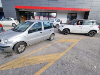 Parcheggia auto nel posto dei disabili, la furia di una donna disabile