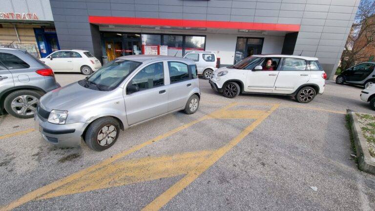 Parcheggia auto nel posto dei disabili, la furia di una donna disabile