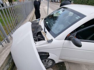 Tamponamento tra due minicar alla rotatoria di Bastiola, una donna ferita