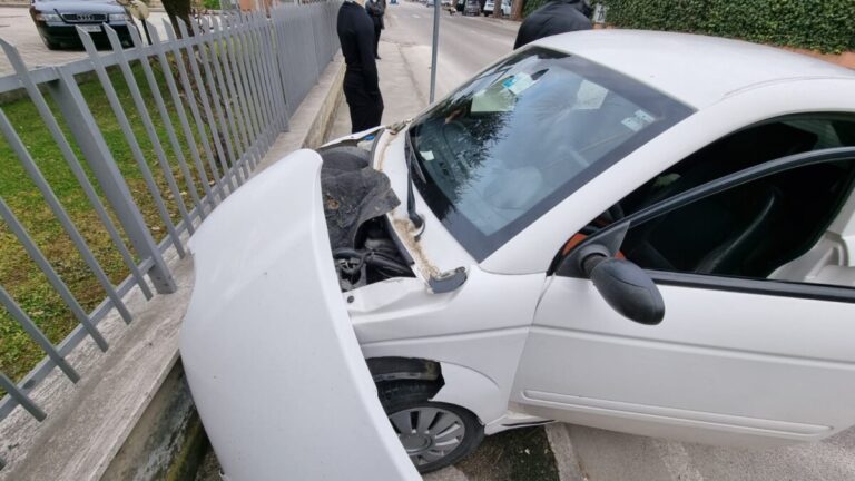 Tamponamento tra due minicar alla rotatoria di Bastiola, una donna ferita
