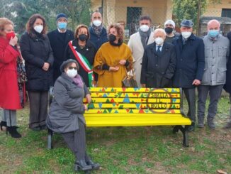 Sballa il bullo, inaugurata Panchina Gialla, Panchina d’autore contro bullismo
