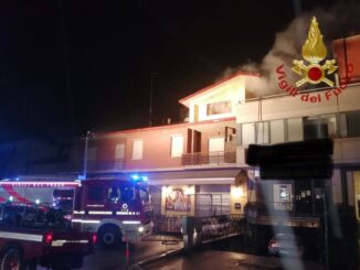 Incendio mansarda a Bastia, fumo nella notte, nessuna persona coinvolta