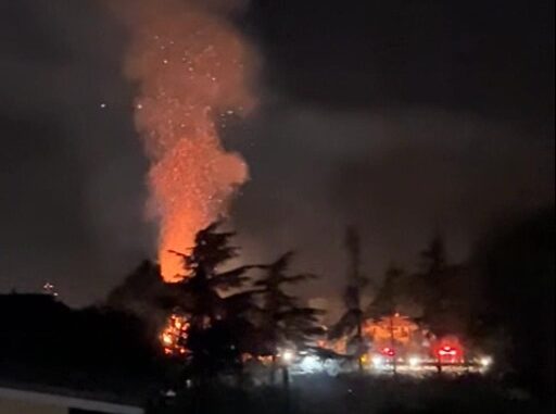 Incidente e poi incendio, schianto a Bastia Umbra, ragazzo salvato da passanti