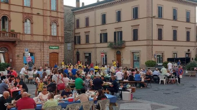 Pic Nic in piazza Mazzini, il caldo torrido non ferma l'iniziativa