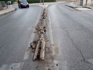Cordolo spartitraffico distrutto, sarà il caso di sistemarlo no?