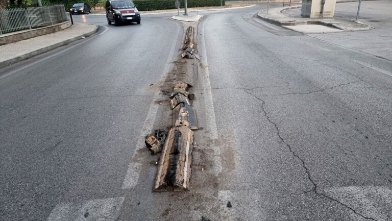 Cordolo spartitraffico distrutto, sarà il caso di sistemarlo no?