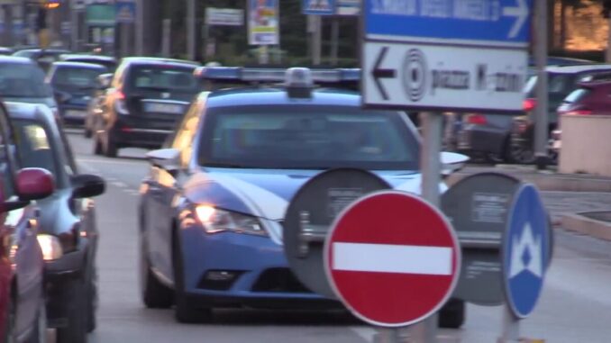 Tossico e alcolista terrorizza i suoi genitori e la ex moglie, voleva soldi