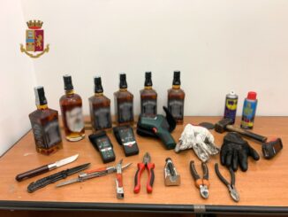 Anche del whisky tra gli arnesi da scasso, denunciati stranieri