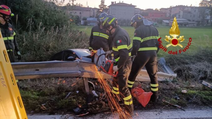 Incidente stradale a Ospedalicchio vola nel fossato estratto dai vigili