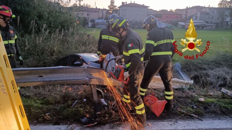 Incidente stradale a Ospedalicchio vola nel fossato estratto dai vigili