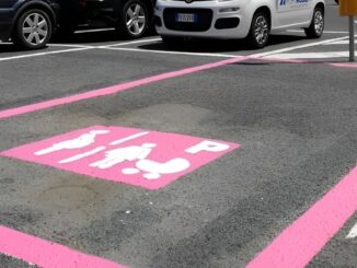 In arrivo 15 stalli rosa per future mamme e bimbi fino ai due anni