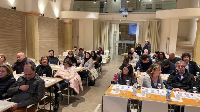 Auditorium con tavole imbandite è contro il regolamento, dice Croce