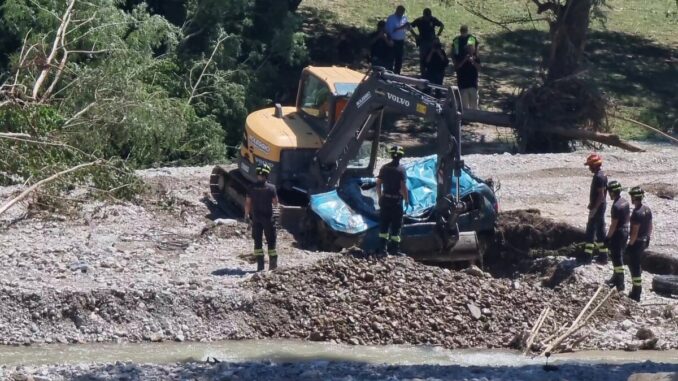 Esondazione del fiume Tescio, trovata e recuperata l'auto trascinata dalla corrente