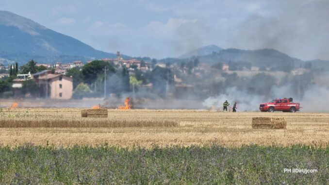 Incendio campo ad Ospedalicchio, fiamme vicino alla linea ferrata