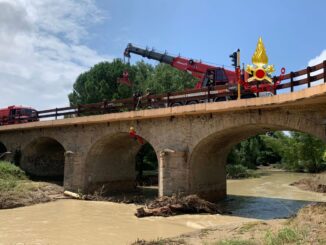 Vigili fuoco ripuliscono confluenza Tescio Chiascio dopo l'esondazione