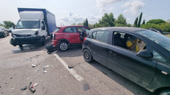 Incidente stradale sulla 75 Centrale Umbra, traffico bloccato dopo lo schianto, 2 donne ferite