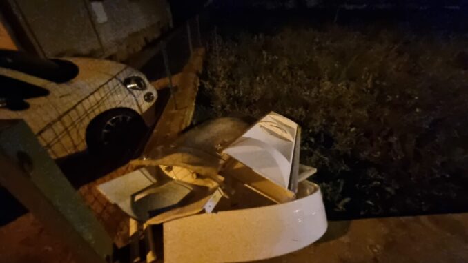 Vandali trasformano un’area verde di Bastia in discarica