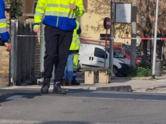 Circolazione ferroviaria sospesa a Bastia Umbra, cavo tranciato da un camion