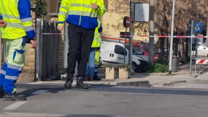 Circolazione ferroviaria sospesa a Bastia Umbra, cavo tranciato da un camion