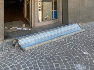 Furto alla tabaccheria di piazza Mazzini a Bastia, interviene la polizia, indagini