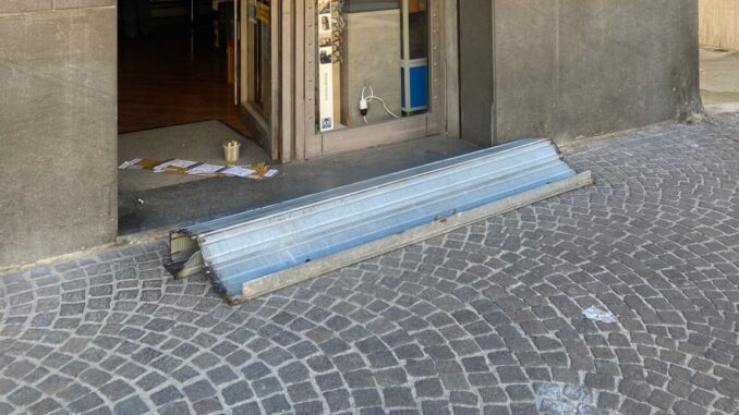 Furto alla tabaccheria di piazza Mazzini a Bastia, interviene la polizia, indagini Furto alla tabaccheria di piazza Mazzini a Bastia, interviene la polizia, indagini
