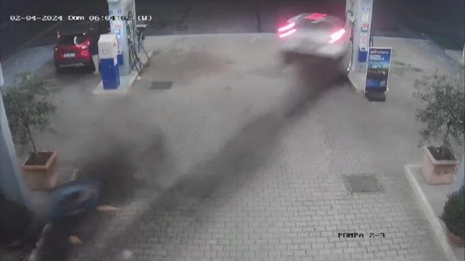 Si schianta contro la pompa di carburante, le immagini video dello schianto Si schianta contro la pompa di carburante, le immagini video dello schianto