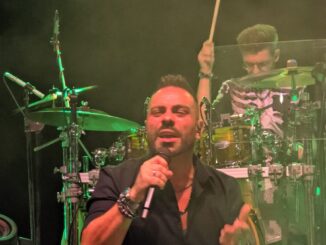 Manuel Malanotte: Un’Icona della Musica da Ballo Italiana alla Sagra della Porchetta di Costano