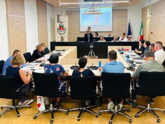 Campo largo maggioranza mostra crepe a un anno dal governo