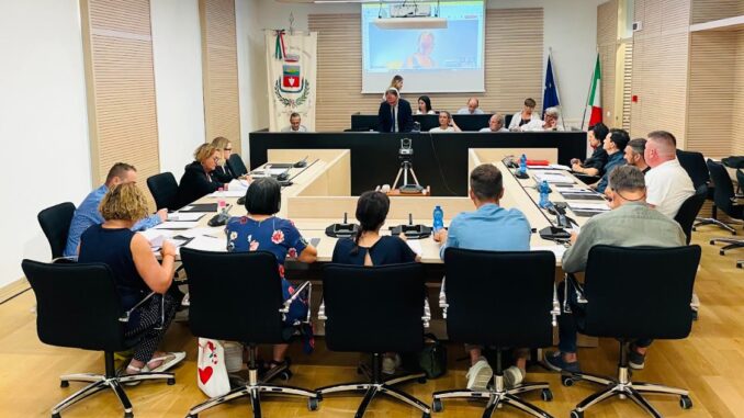 Campo largo maggioranza mostra crepe a un anno dal governo