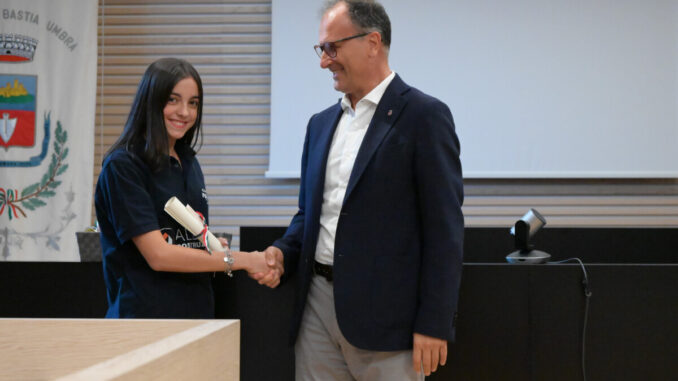 Gli atleti del Centro Nuoto Bastia premiati dal Sindaco